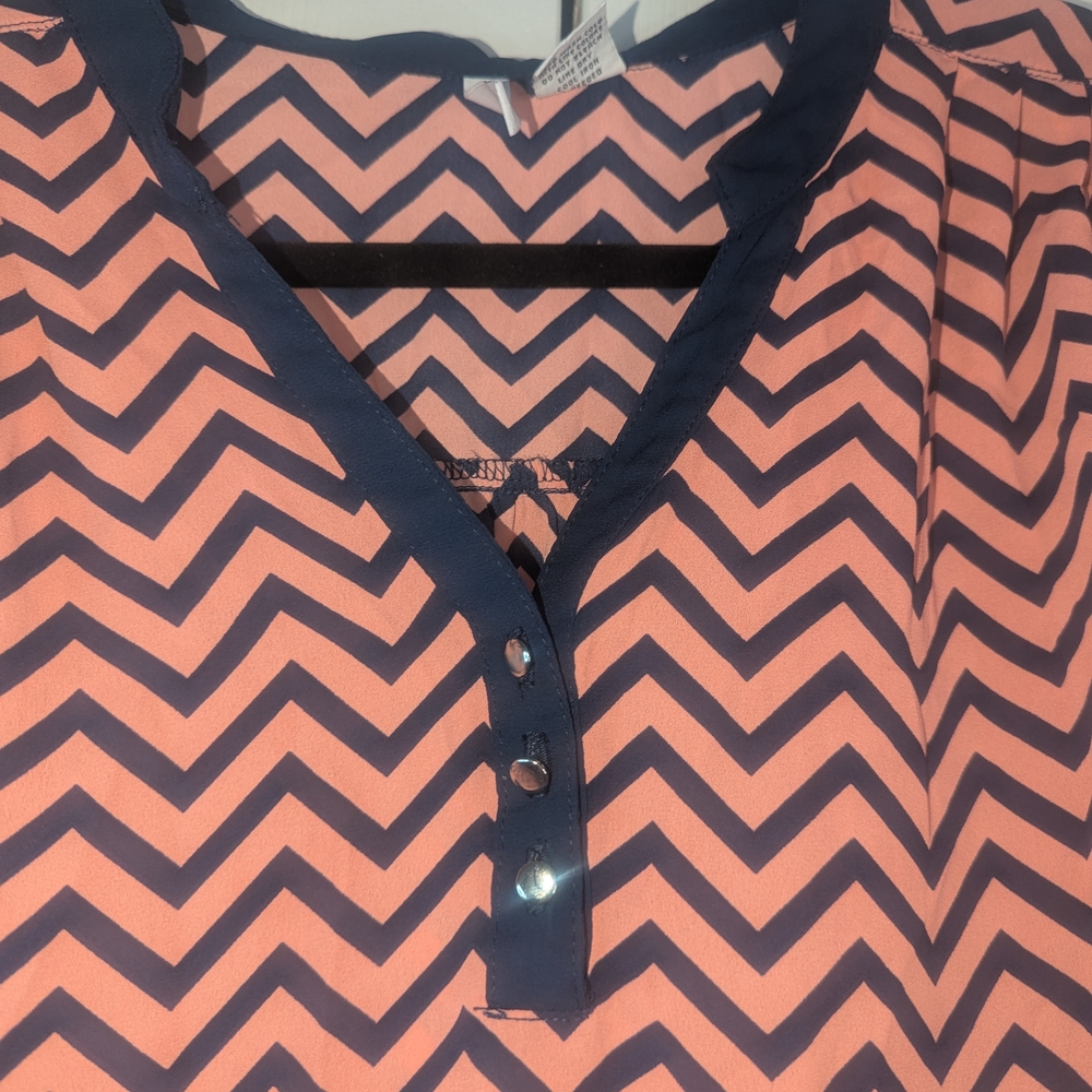 Size Xl Peach Navy Chevron Patterned V-Neck Blouse - image 4